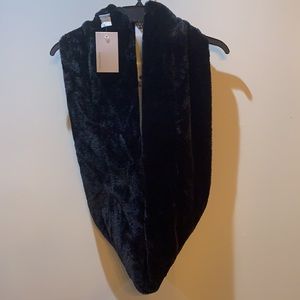 🌸NEW K.I.T. SCARf  velvet faux fur with tags.